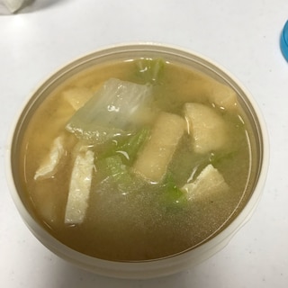 温かい！白菜と油揚げの味噌汁！